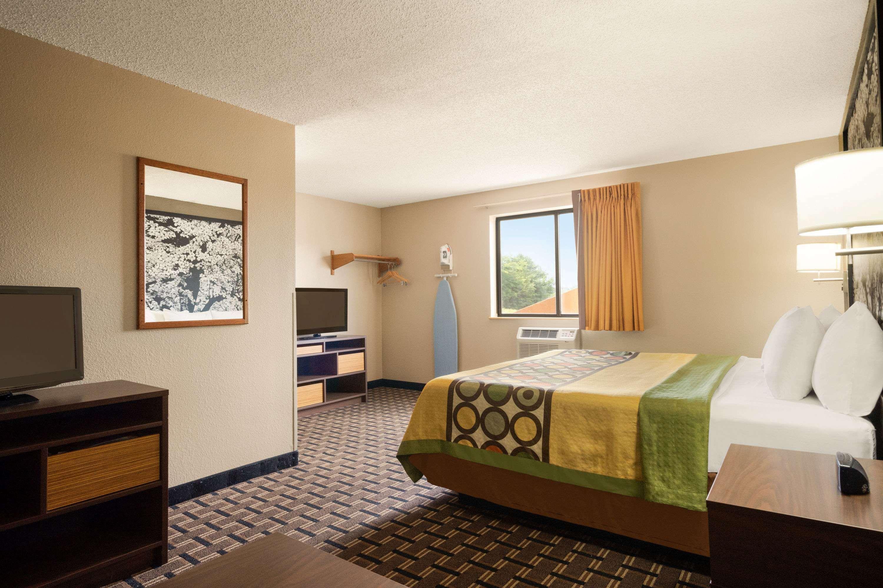 Super 8 By Wyndham Mayfield Exterior photo