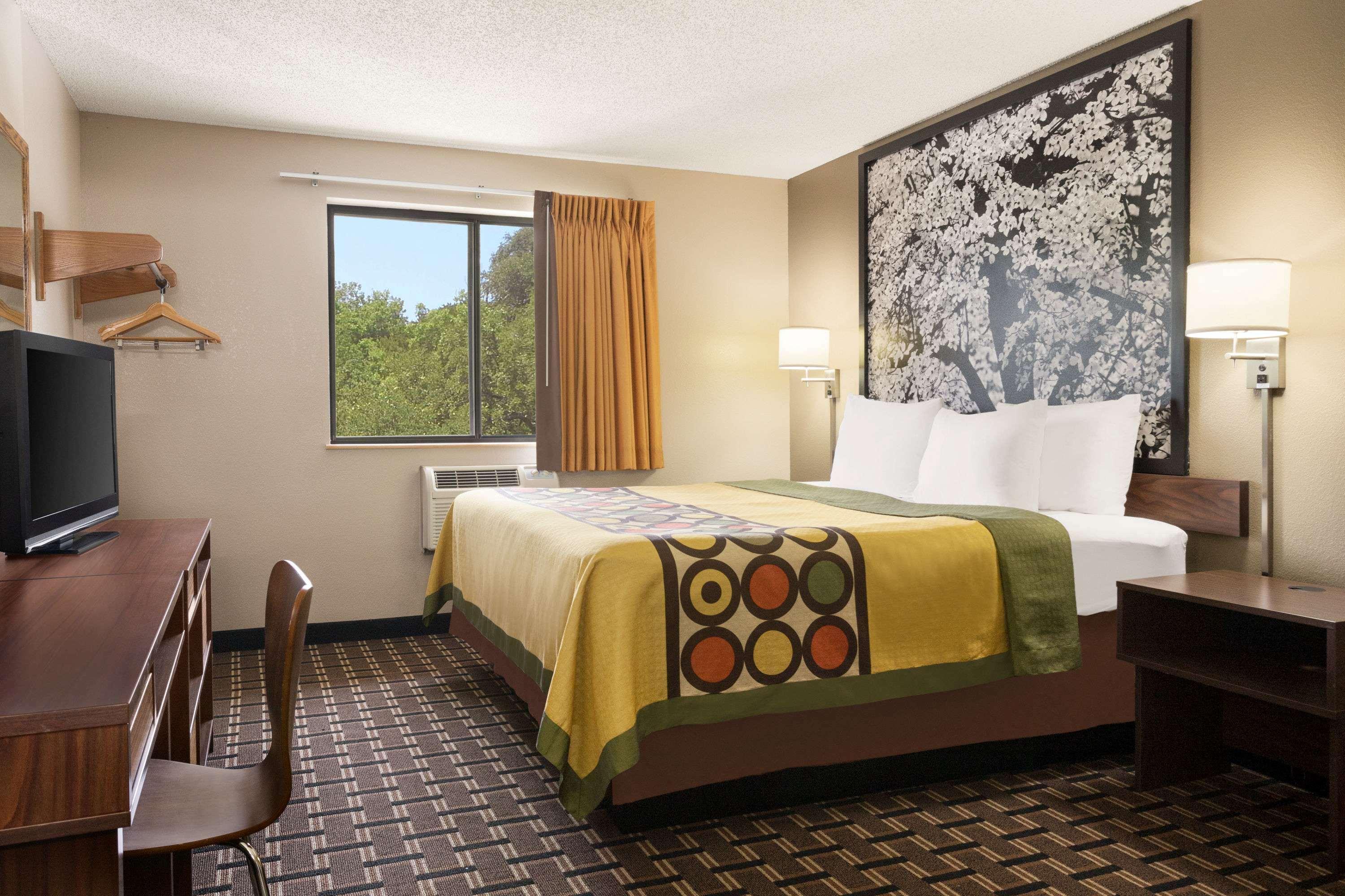 Super 8 By Wyndham Mayfield Exterior photo