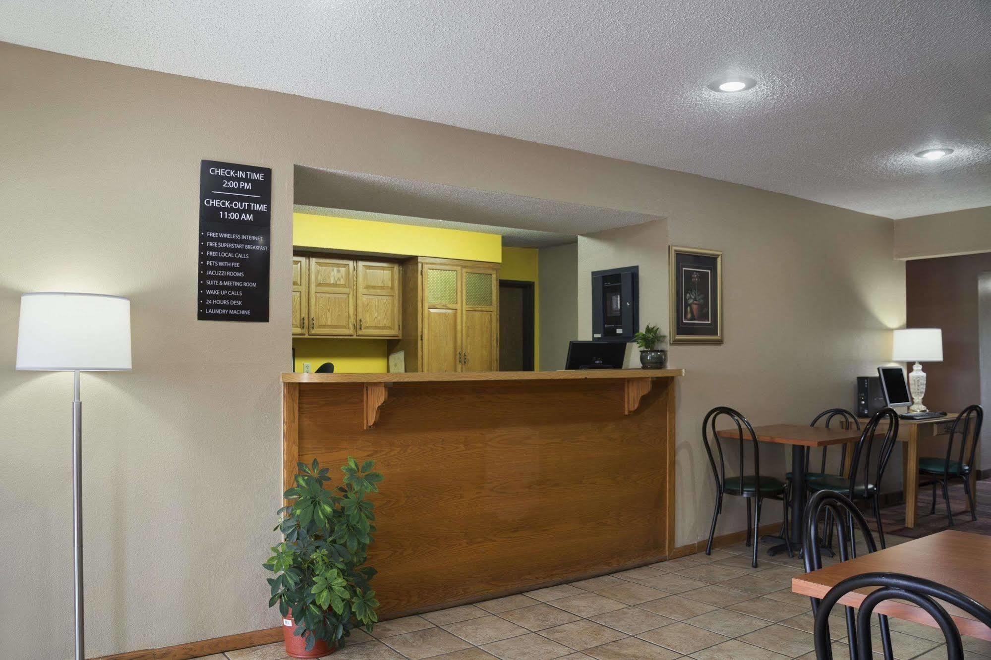 Super 8 By Wyndham Mayfield Exterior photo