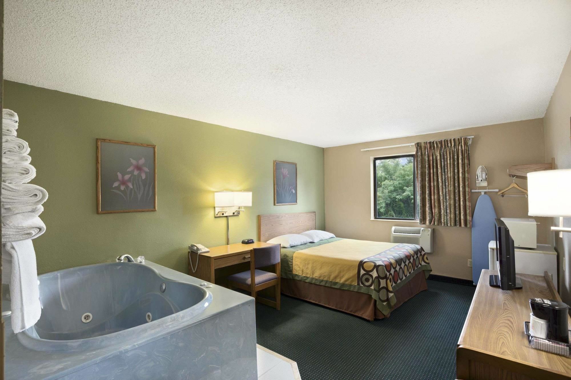 Super 8 By Wyndham Mayfield Exterior photo